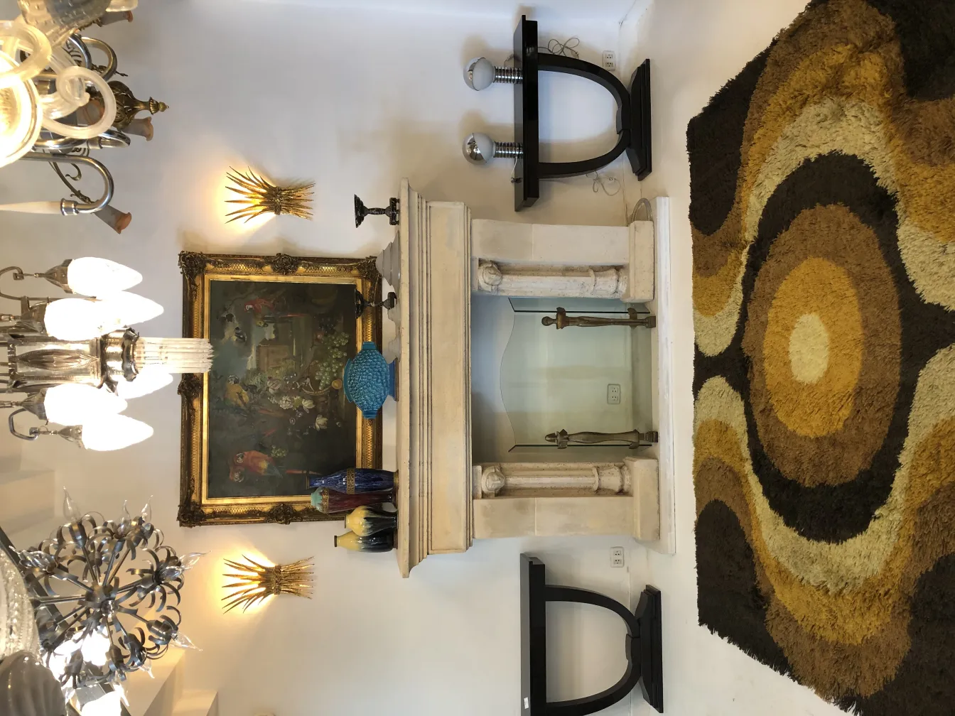 tapis ancien avec design géométrique en tons de marron et jaune