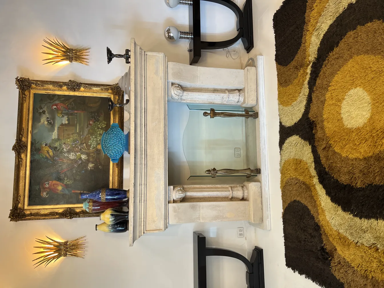 alter Teppich in Braun und Gold in einem eleganten Ambiente