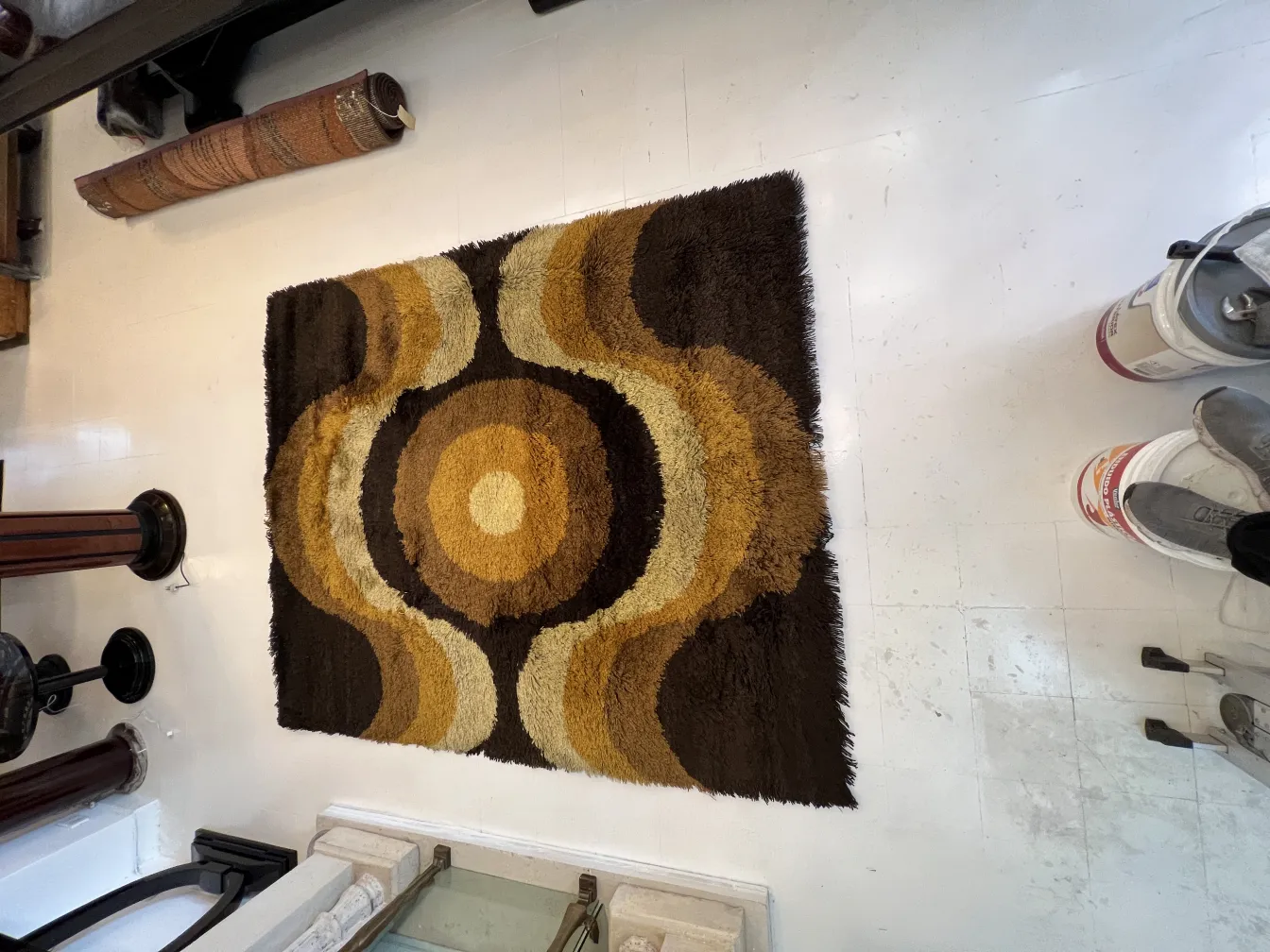 Antiker Teppich mit Muster in braunen und beigen Farben