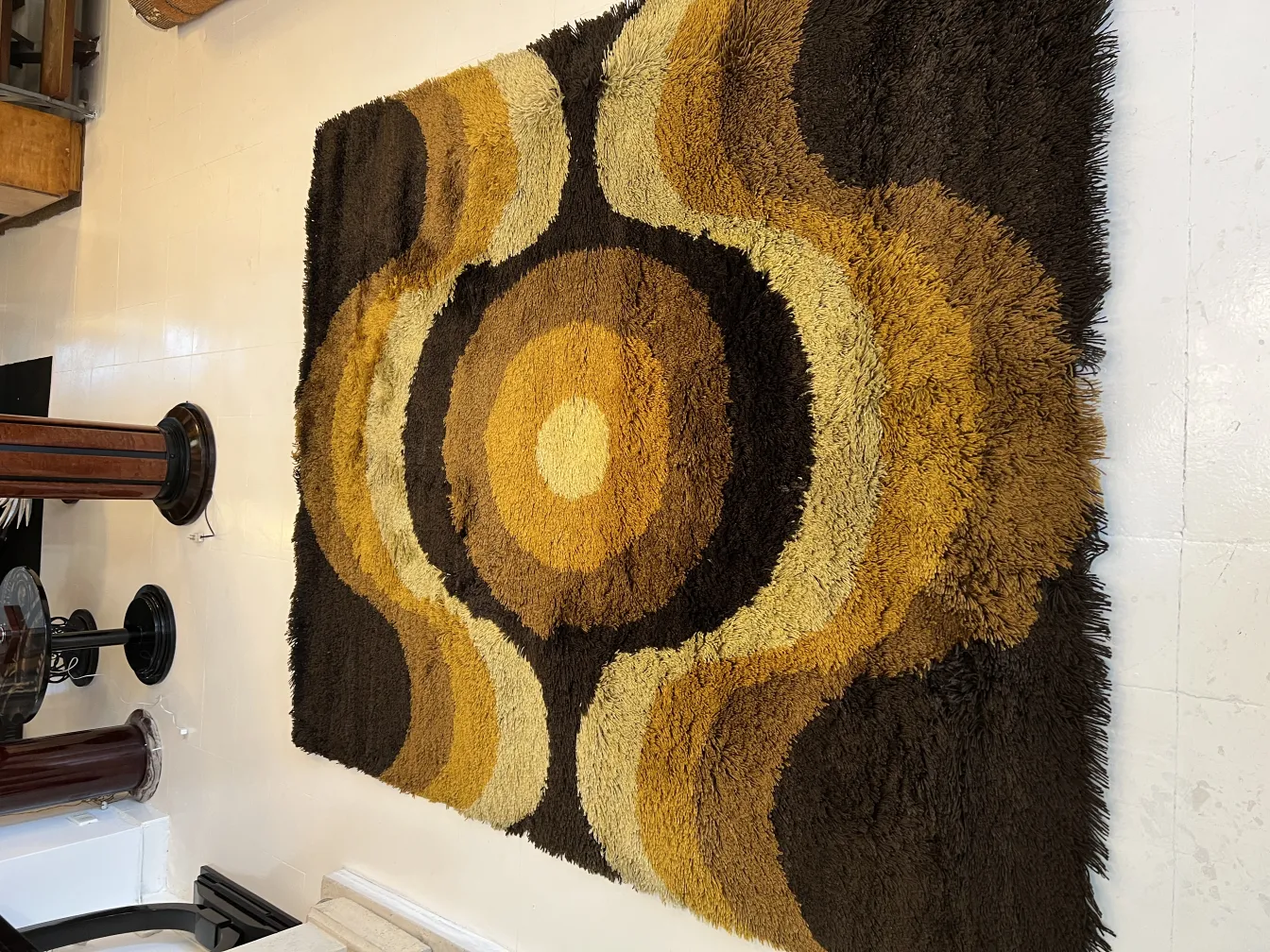 alter Wellen-Design-Teppich in braunen und gelben Farbtönen