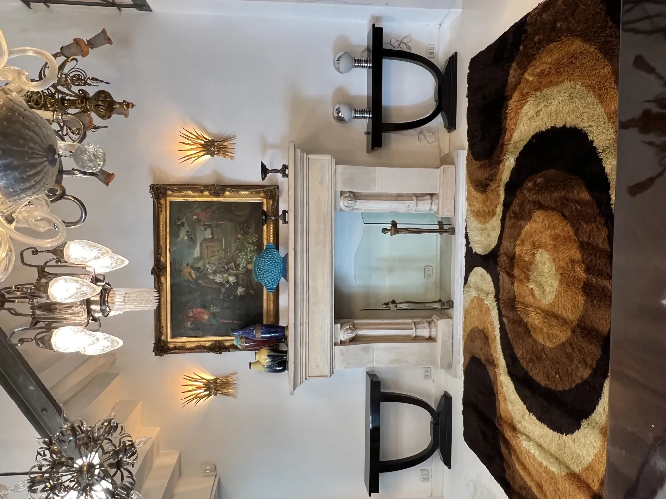 Tapis ancien avec des motifs bruns et beiges dans un cadre élégant.