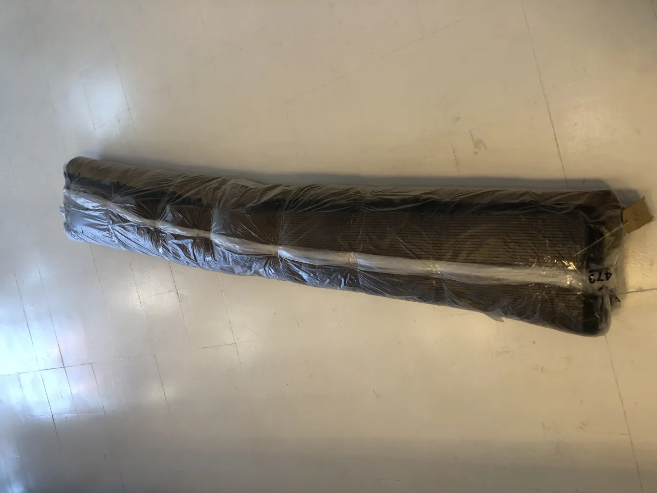 tapis ancien roulé dans un environnement clair