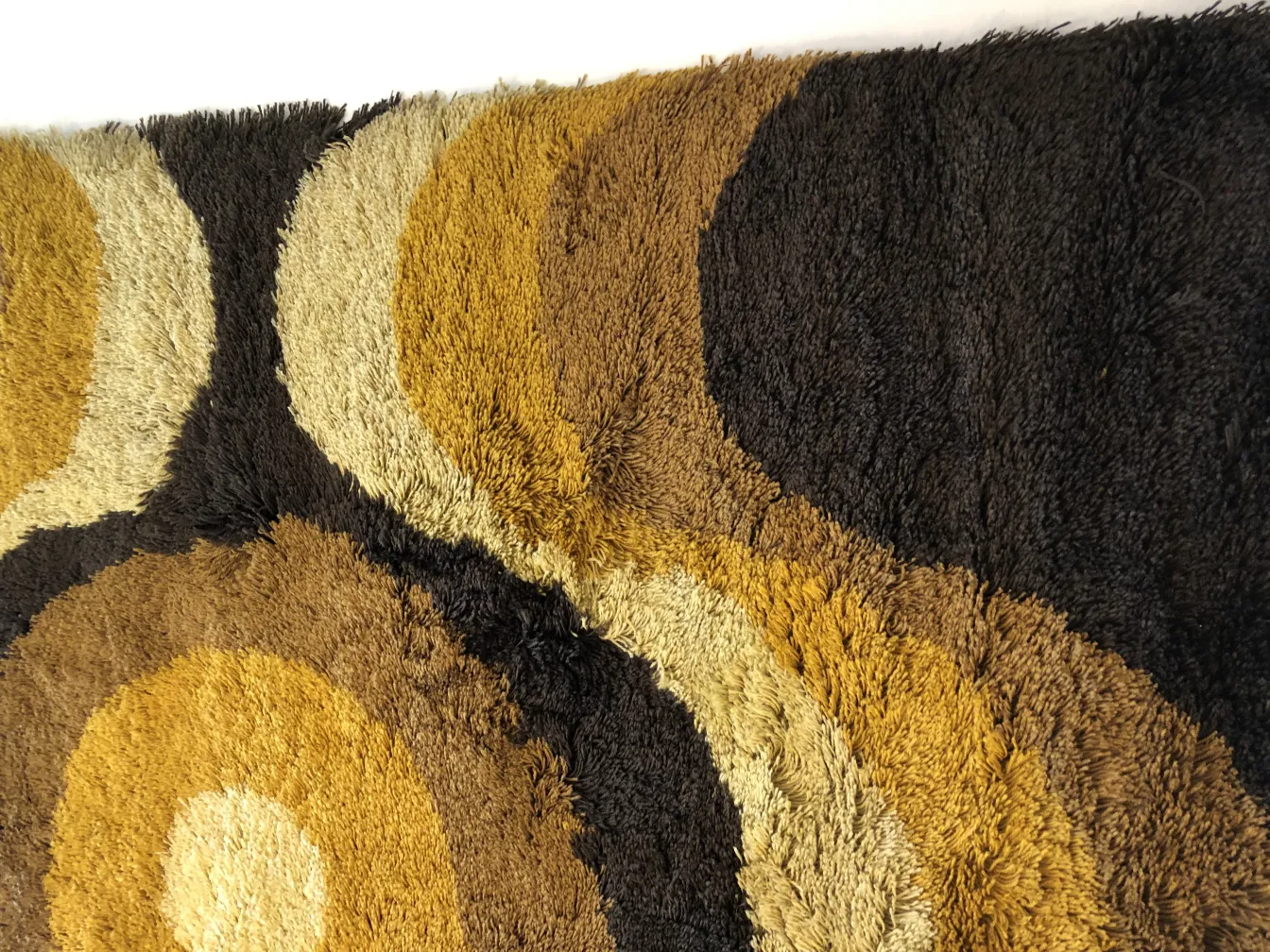 tappeto antico con design bicolore in tonalità marrone e giallo