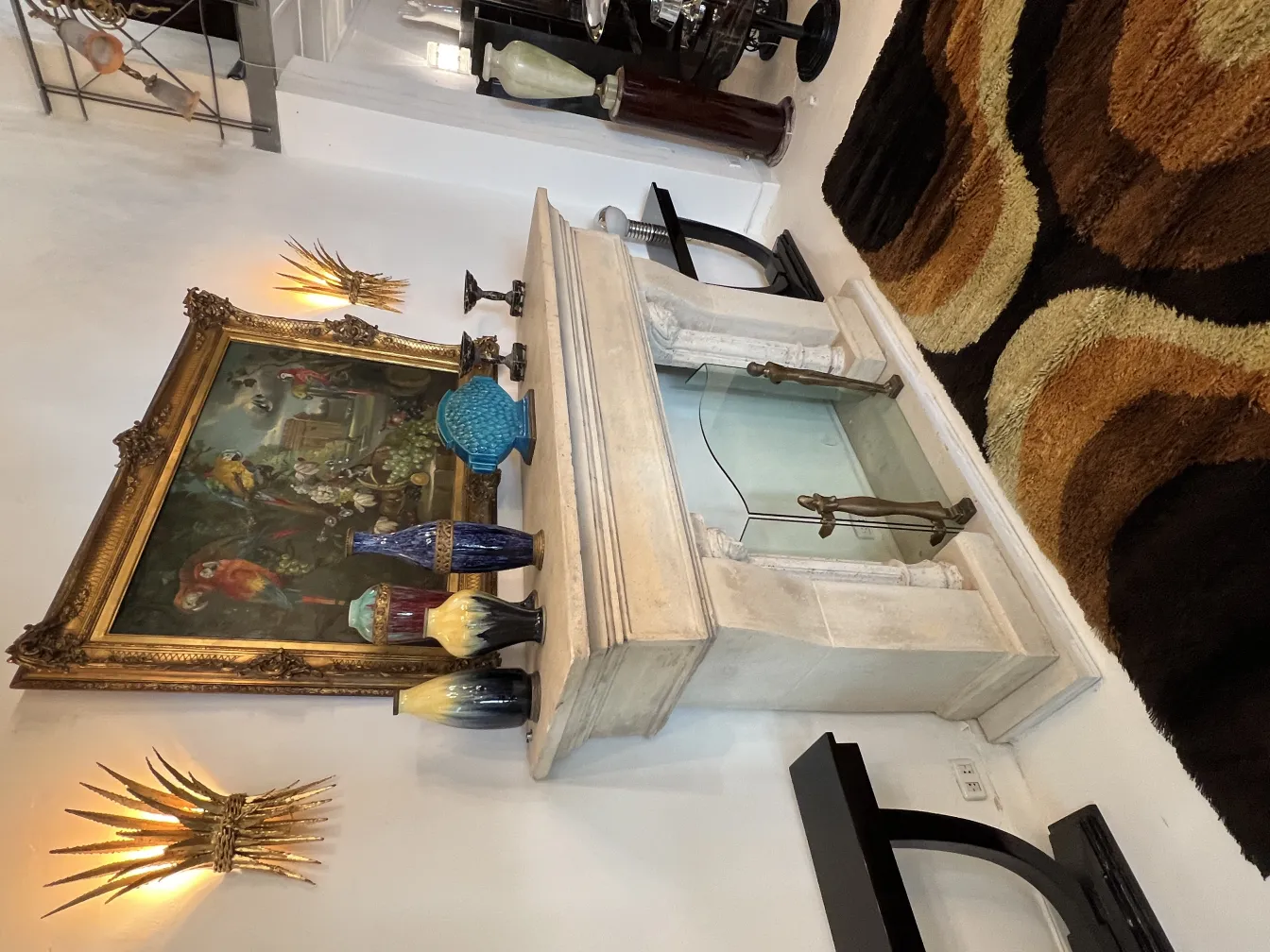 Tappeto antico con un bellissimo design organico nei toni della terra. Decorazione elegante.