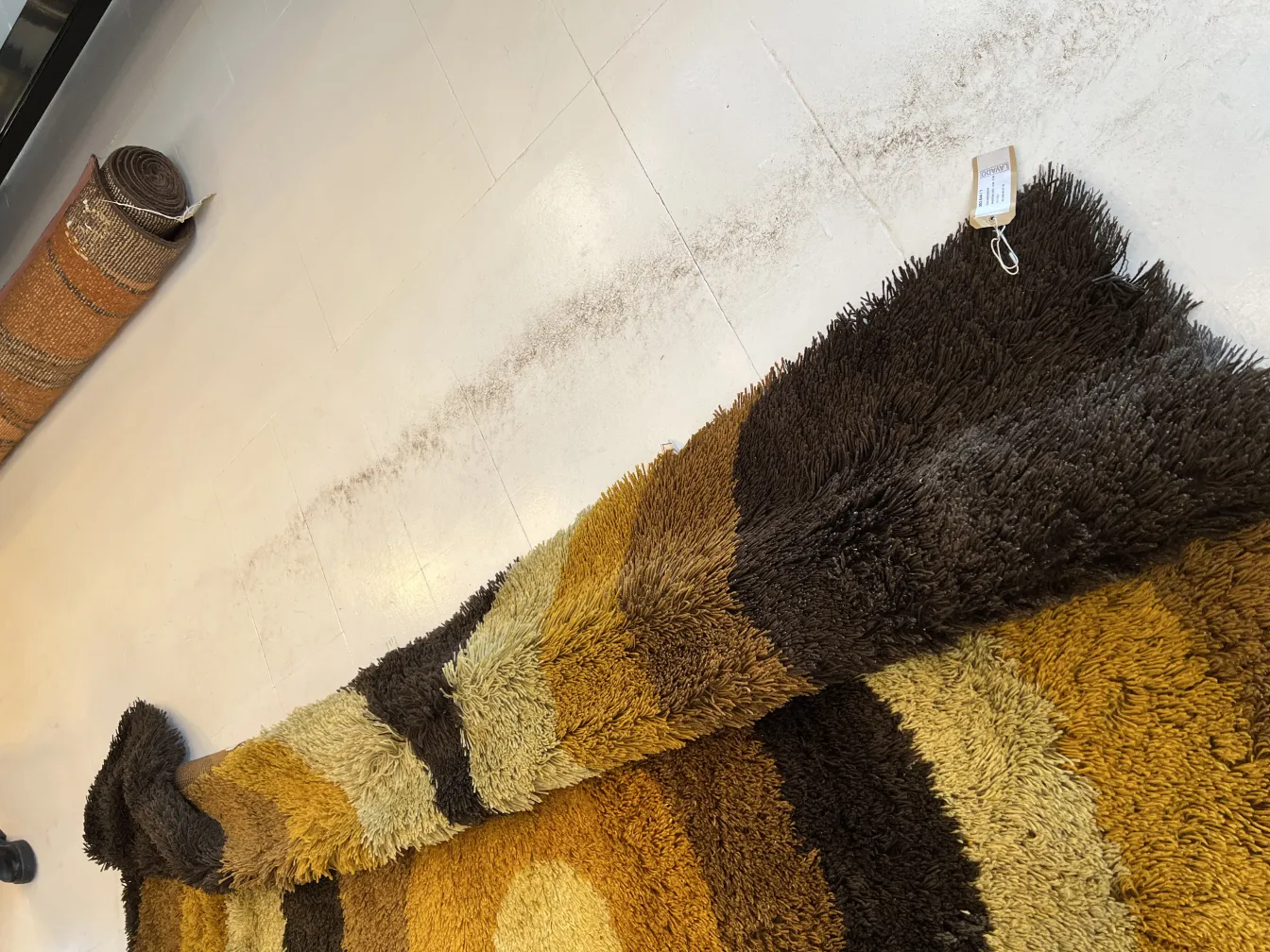 tapis ancien avec des couleurs chaudes et des motifs