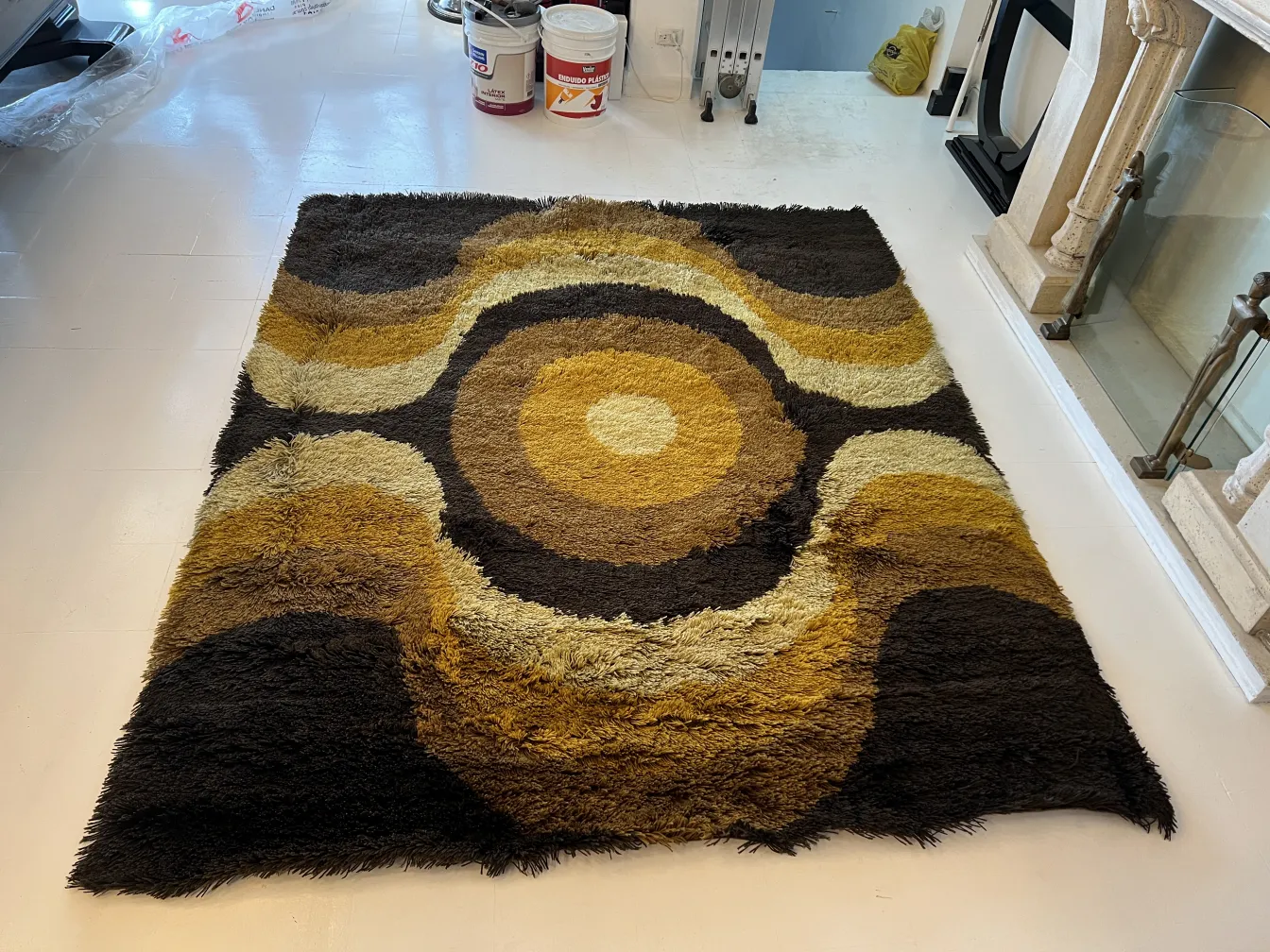 tapis ancien avec un motif circulaire en tons marron et jaune