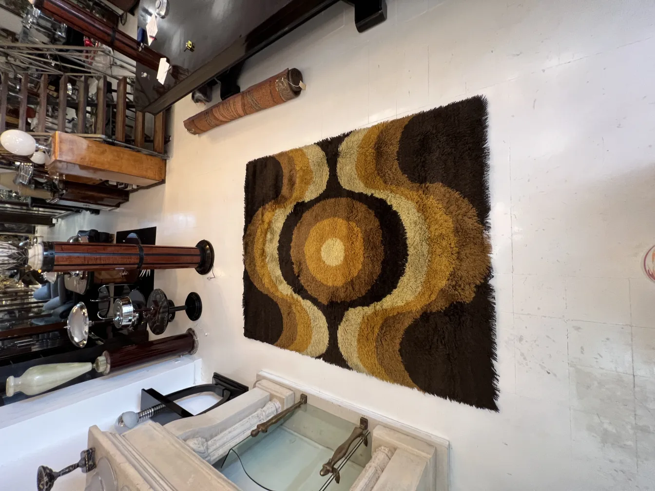 antiker Teppich mit braunen und goldenen Mustern, dekorative Umgebung