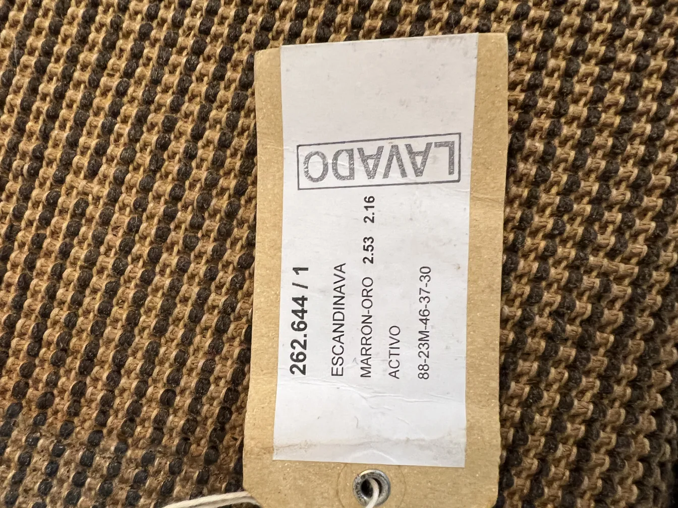 tapete antigo escandinavo em tons de marrom e ouro, ambiente acolhedor