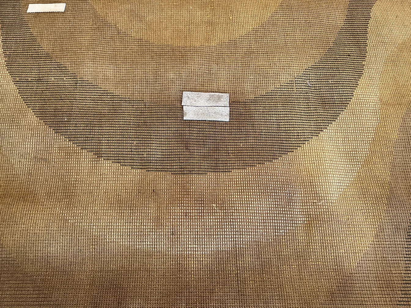 tappeto antico con motivi delicati in tonalità terrose, ideale per la decorazione