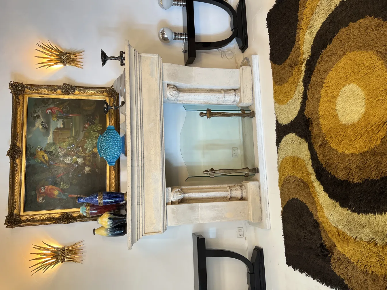 고대의 추상 디자인 양탄자, 갈색과 노란색 톤으로 공간을 장식합니다.