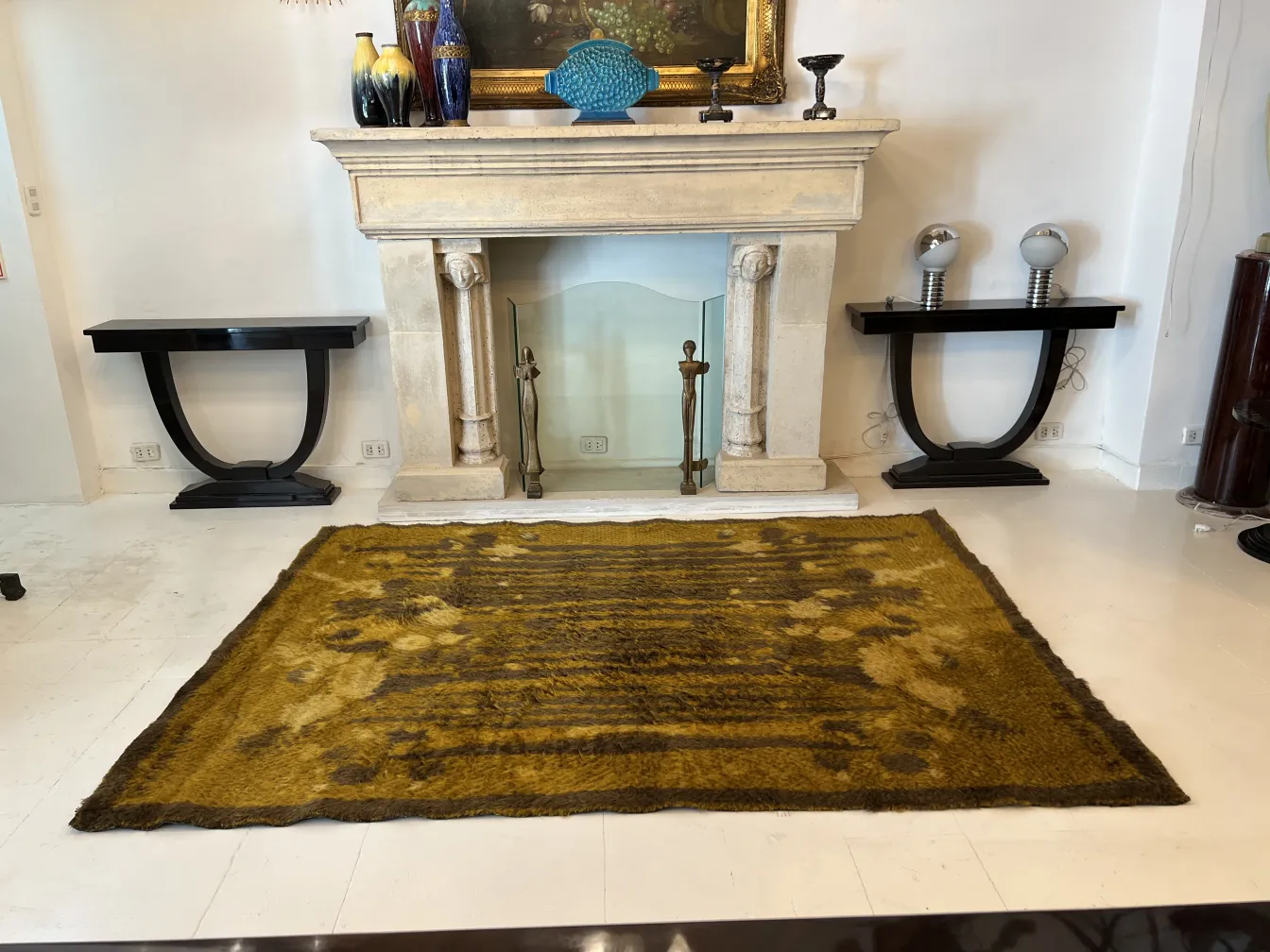 tapete amarelo antigo com design irregular em uma sala moderna