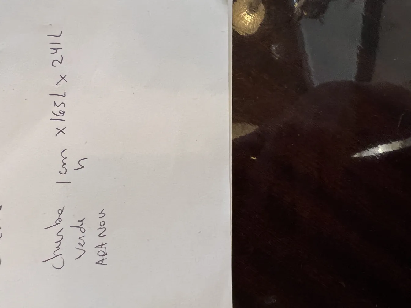 पुराना कालीन जिसमें सजावटी विवरण हैं, एक सुरुचिपूर्ण वातावरण में