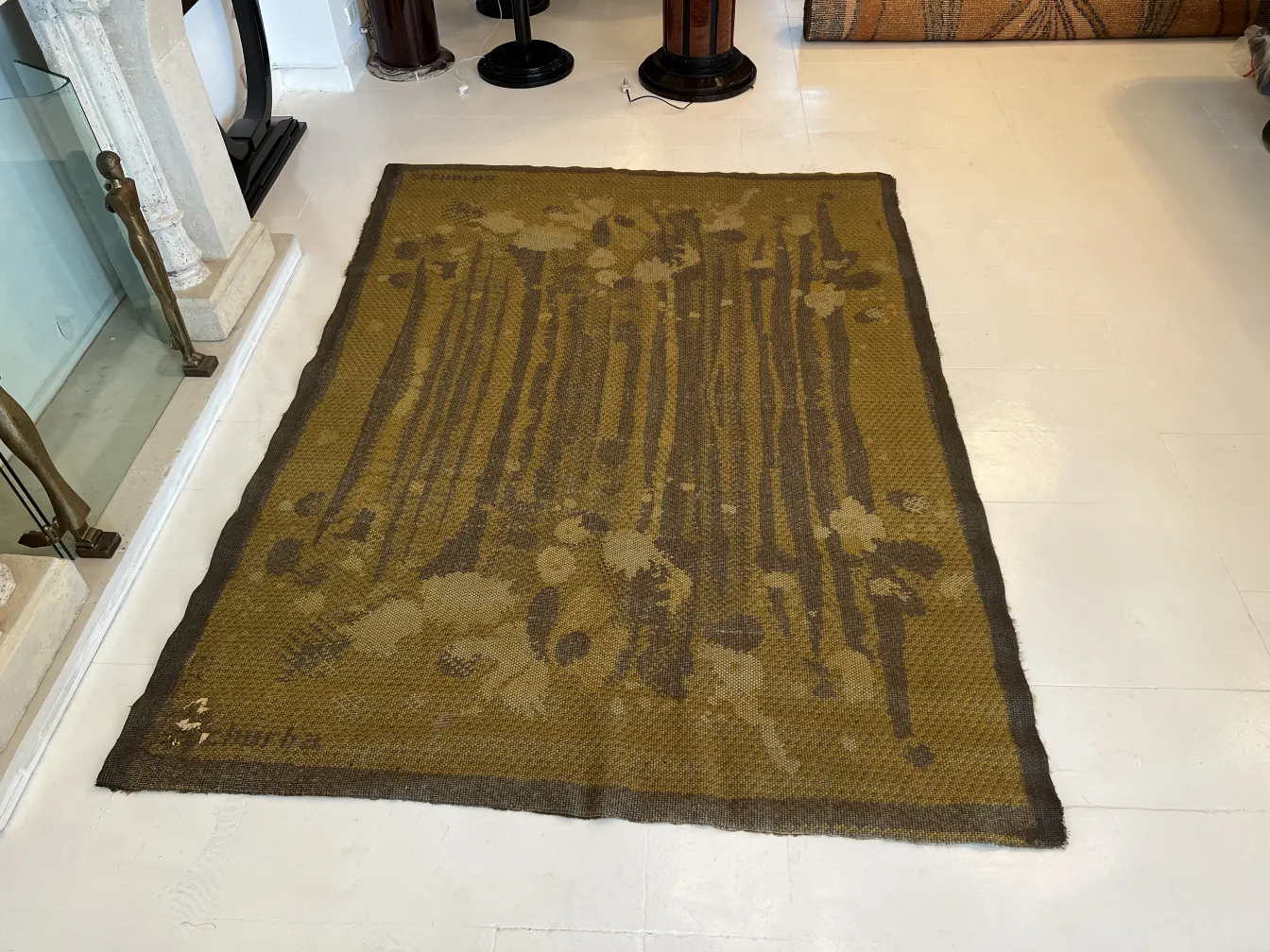 alter olivfarbener Teppich mit Muster