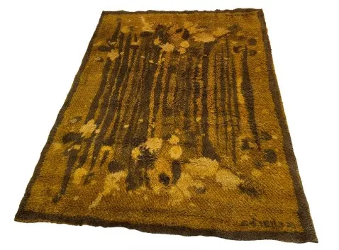 alfombra antigua con textura colorida en tonos marrones