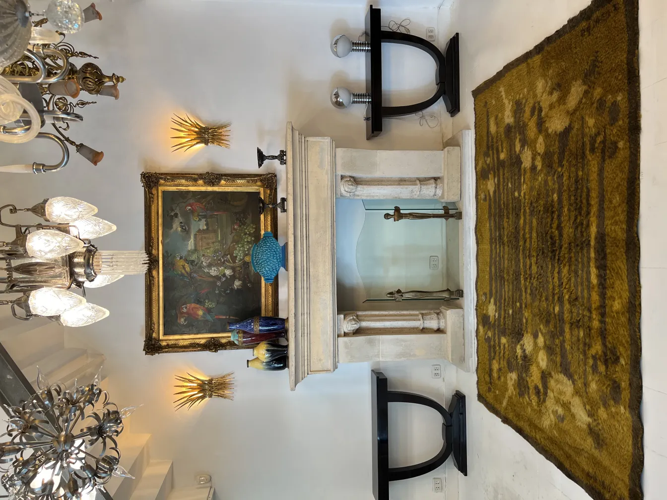 tapis ancien avec motif décoratif dans la pièce