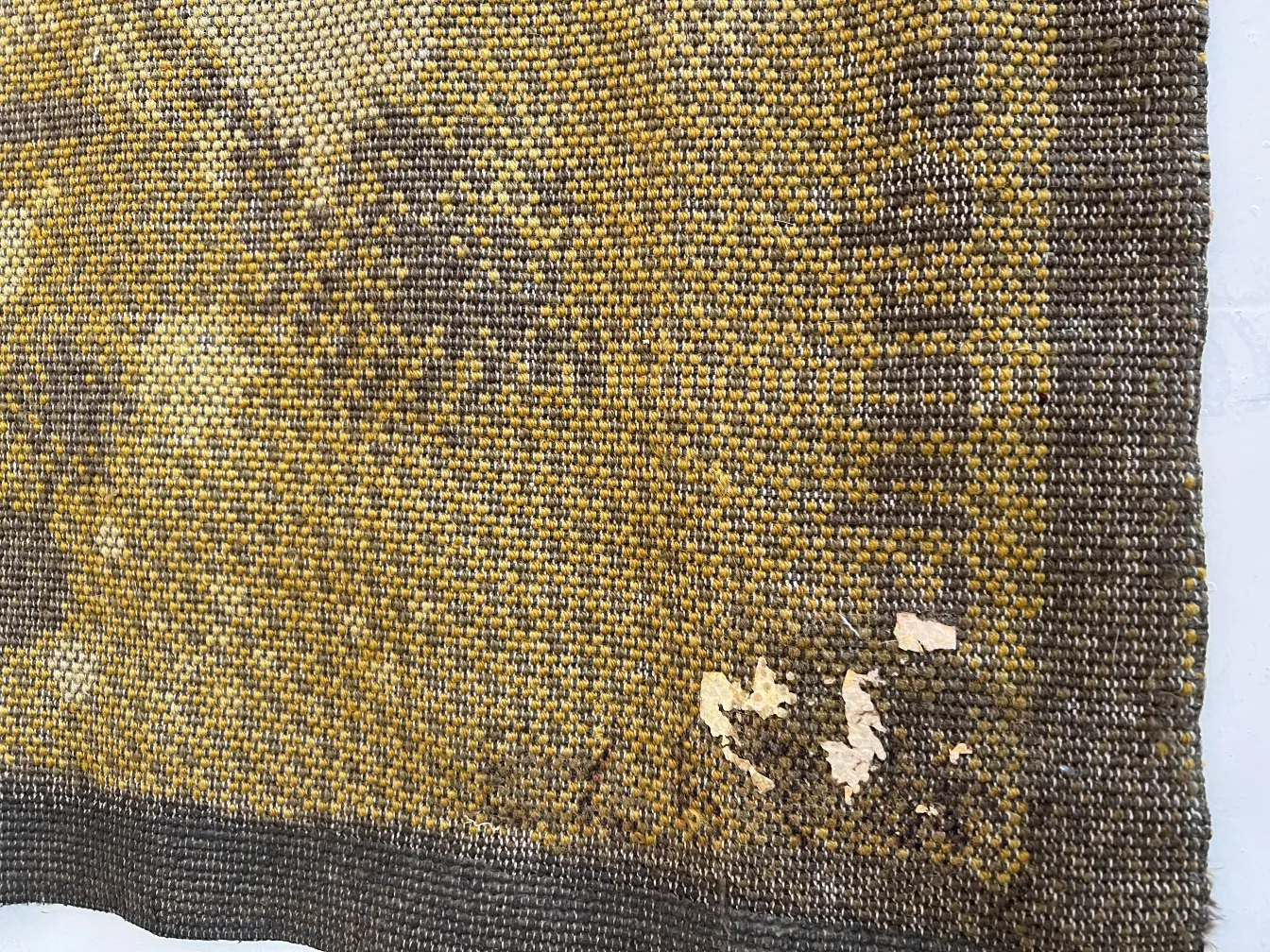 antik-teppich mit erdigen farben und abgenutzten details