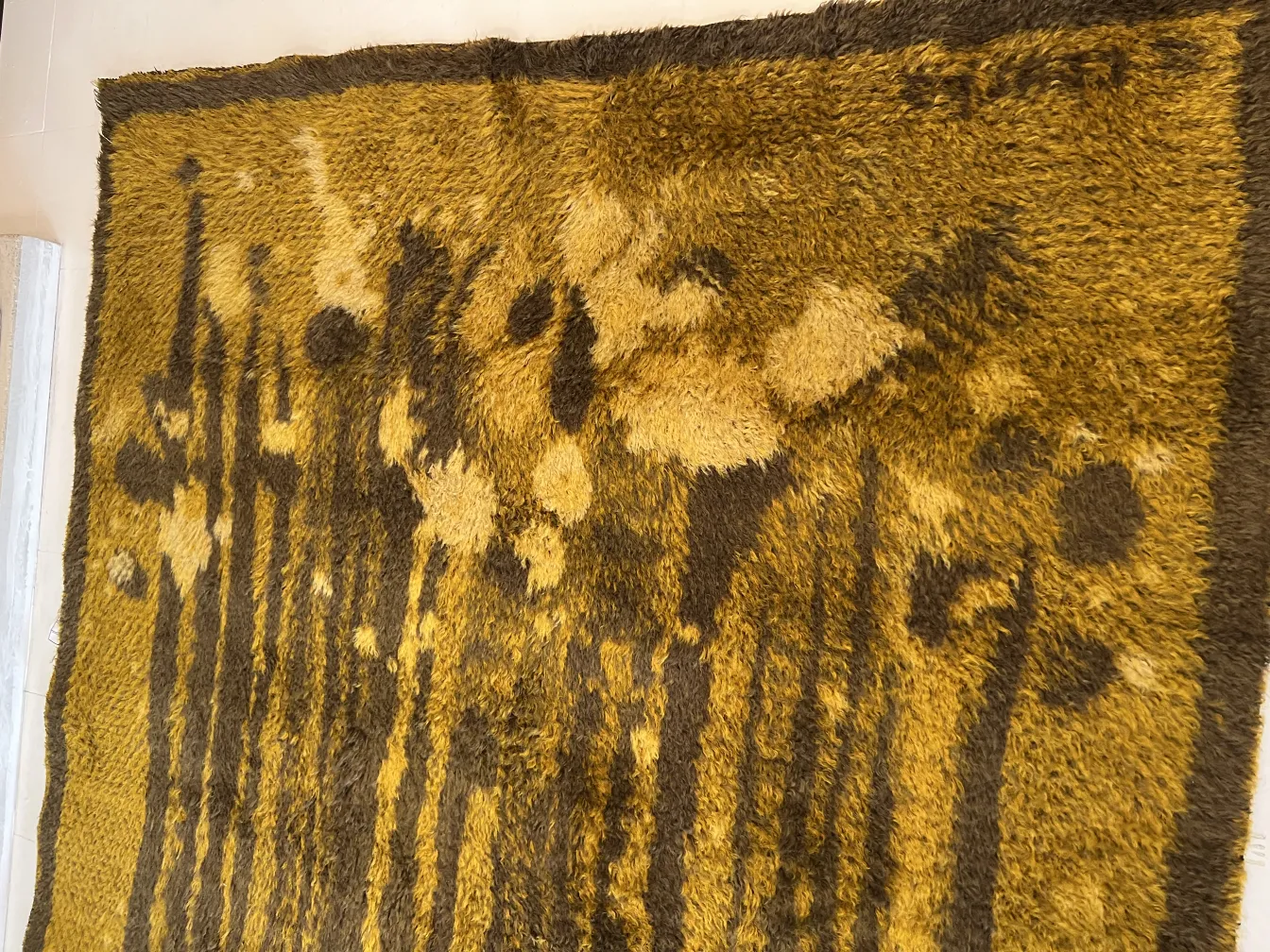 tapis ancien jaune avec motif floral