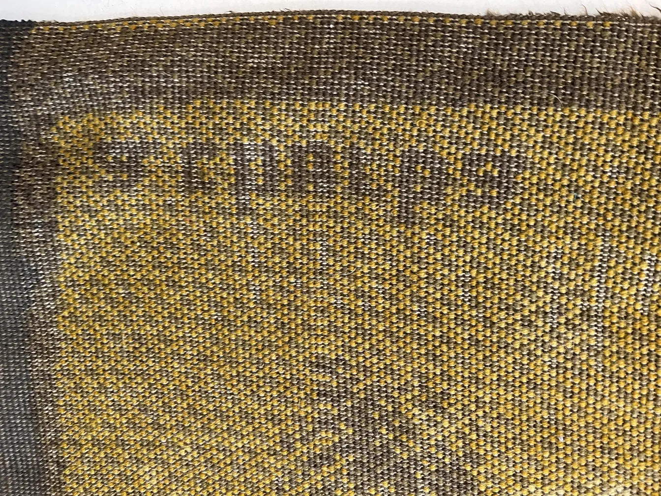 tapis ancien avec texture et motif jaune