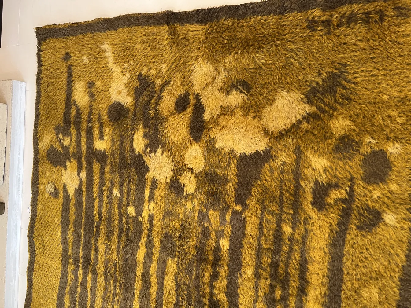 tapete antigo nas cores amarelo e marrom