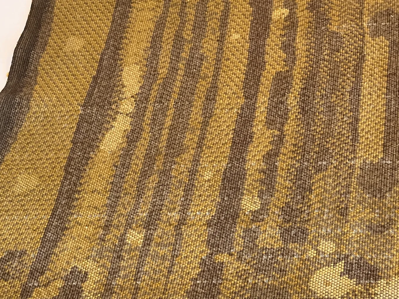 tapis ancien avec des teintes brunes et jaunes, textures variées