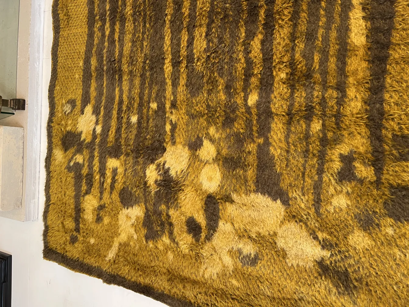 Tapete antigo amarelo com desenho abstrato