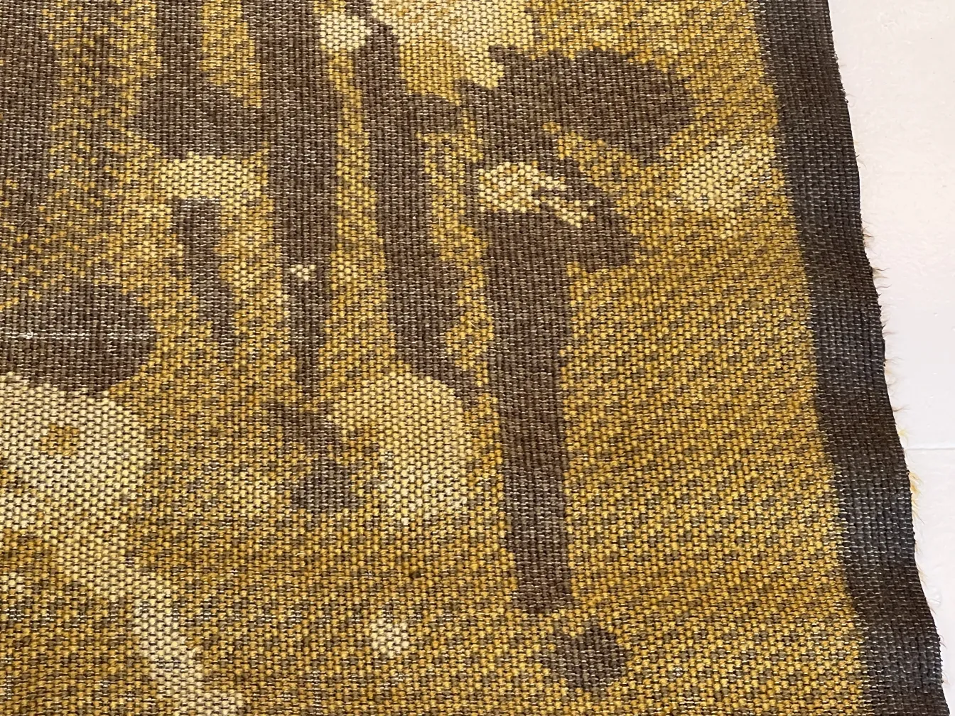 带有棕色和黄色设计元素的古老地毯