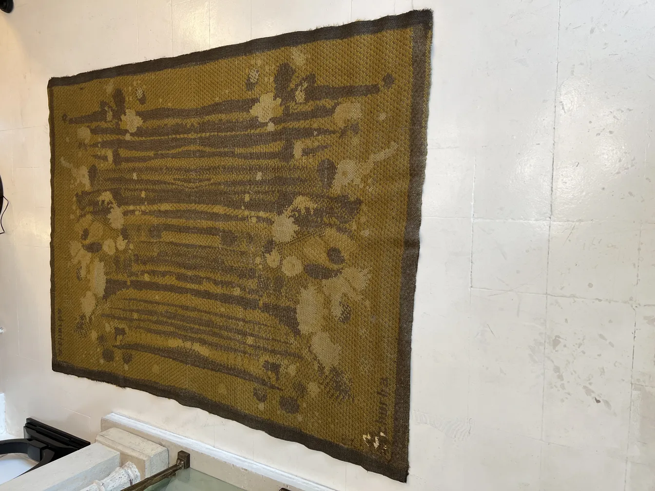 tapis ancien moutarde avec un design unique dans un cadre moderne