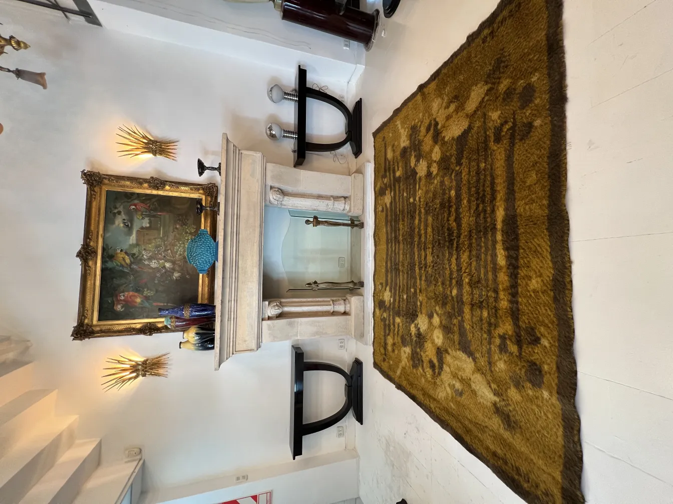 Antiker Teppich mit klassischem Design in Brauntönen.