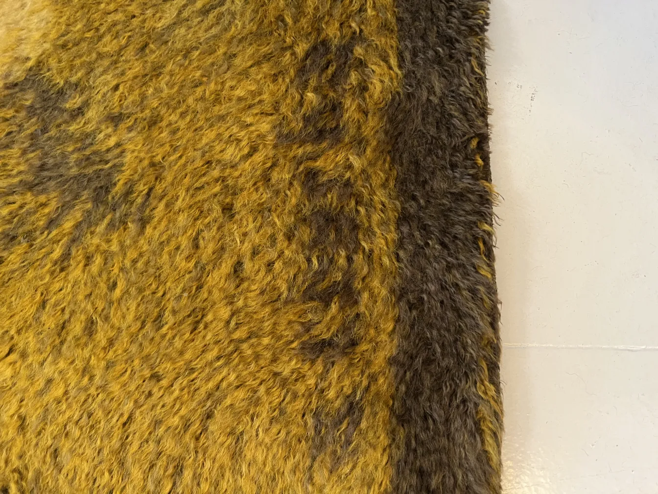 Tapete antigo com tons amarelo e marrom, textura suave.