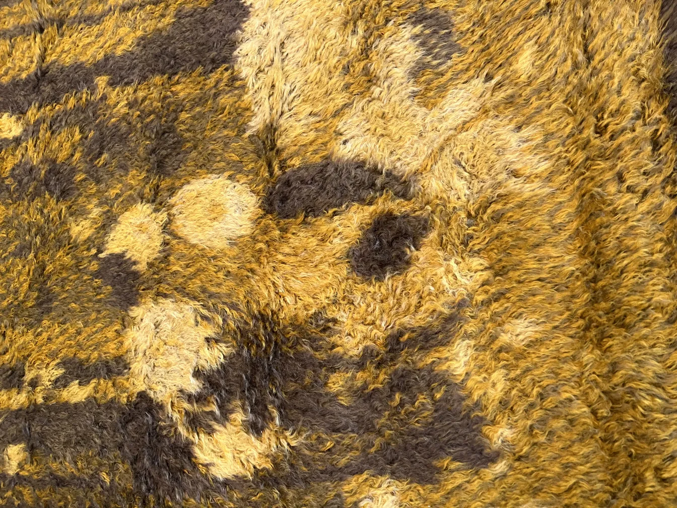 alfombra antigua de tonos amarillos y marrones, suave