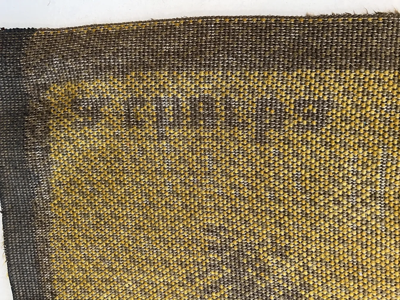 alter Teppich mit gelbem und braunem Muster