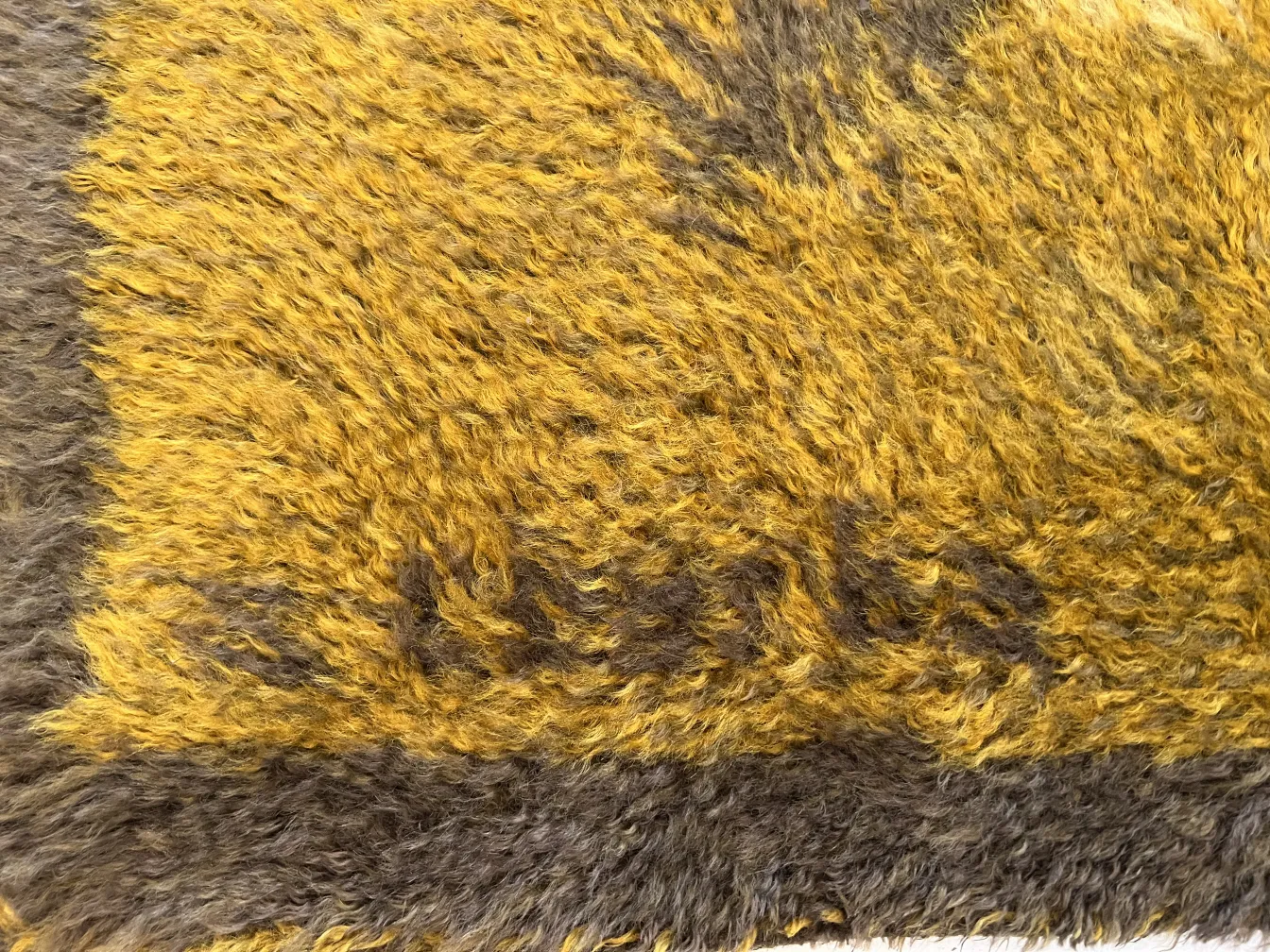 tapis antique aux couleurs chaudes et au design subtil