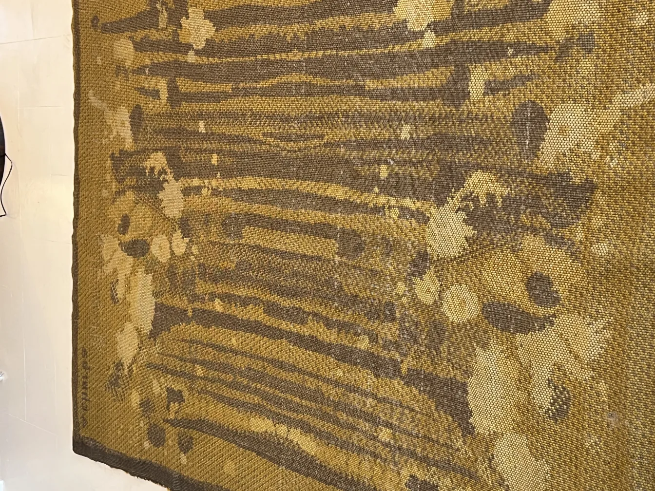 Antiker Teppich mit Punktmuster in Brauntönen, ideal zur Dekoration