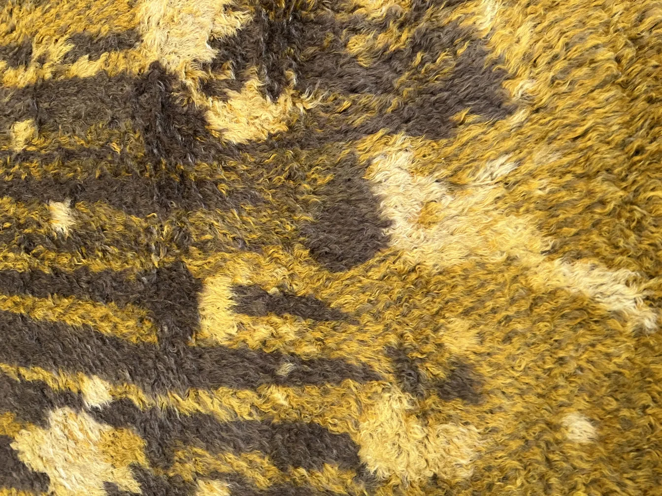 Tapete antigo com texturas amarelas e marrons suavemente.