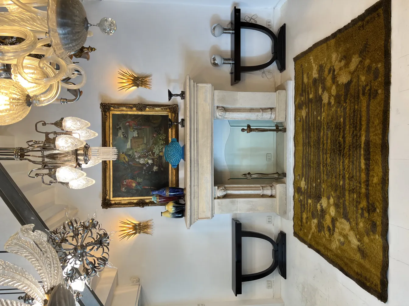 Alfombra antigua en un entorno elegante con muebles y arte