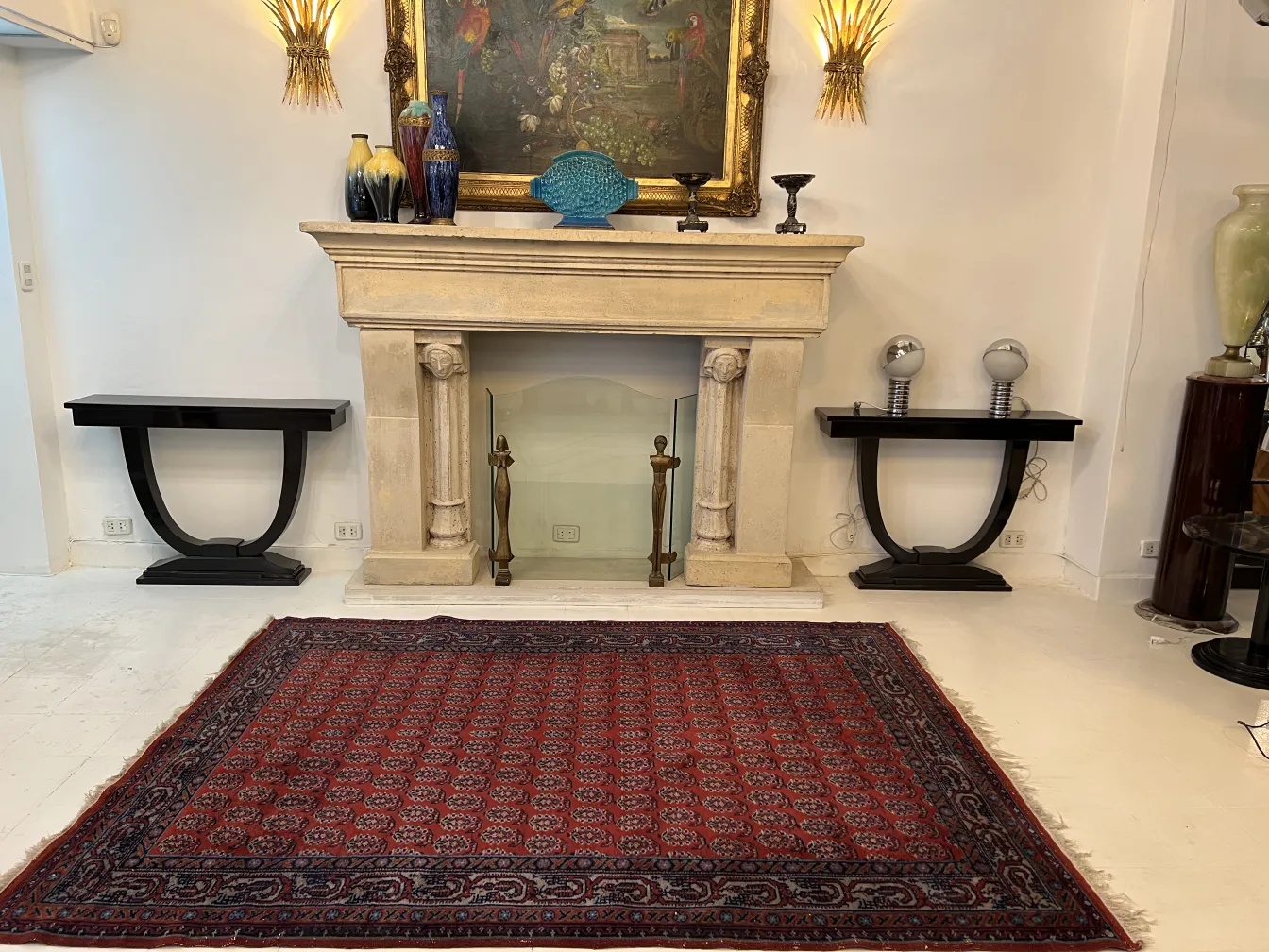 Alfombra antigua en un ambiente elegante con chimenea.