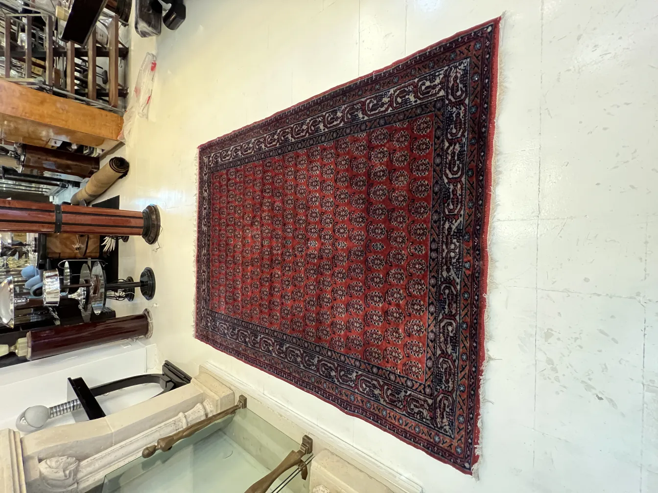 alfombra antigua roja con diseño en un ambiente elegante