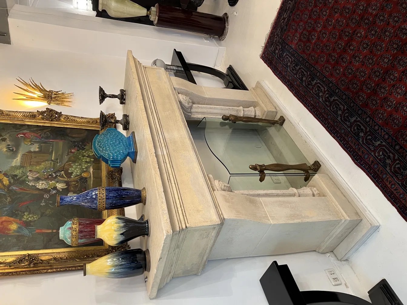 tapete antigo com design ornamentado e ambiente clássico