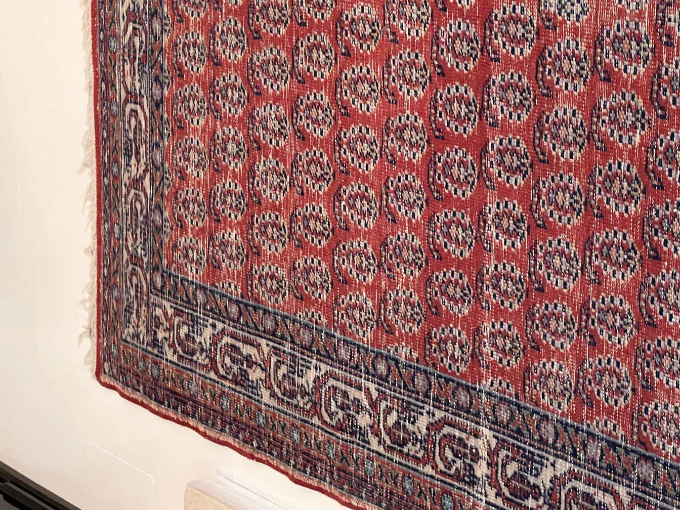 tapis ancien avec des motifs colorés et complexes