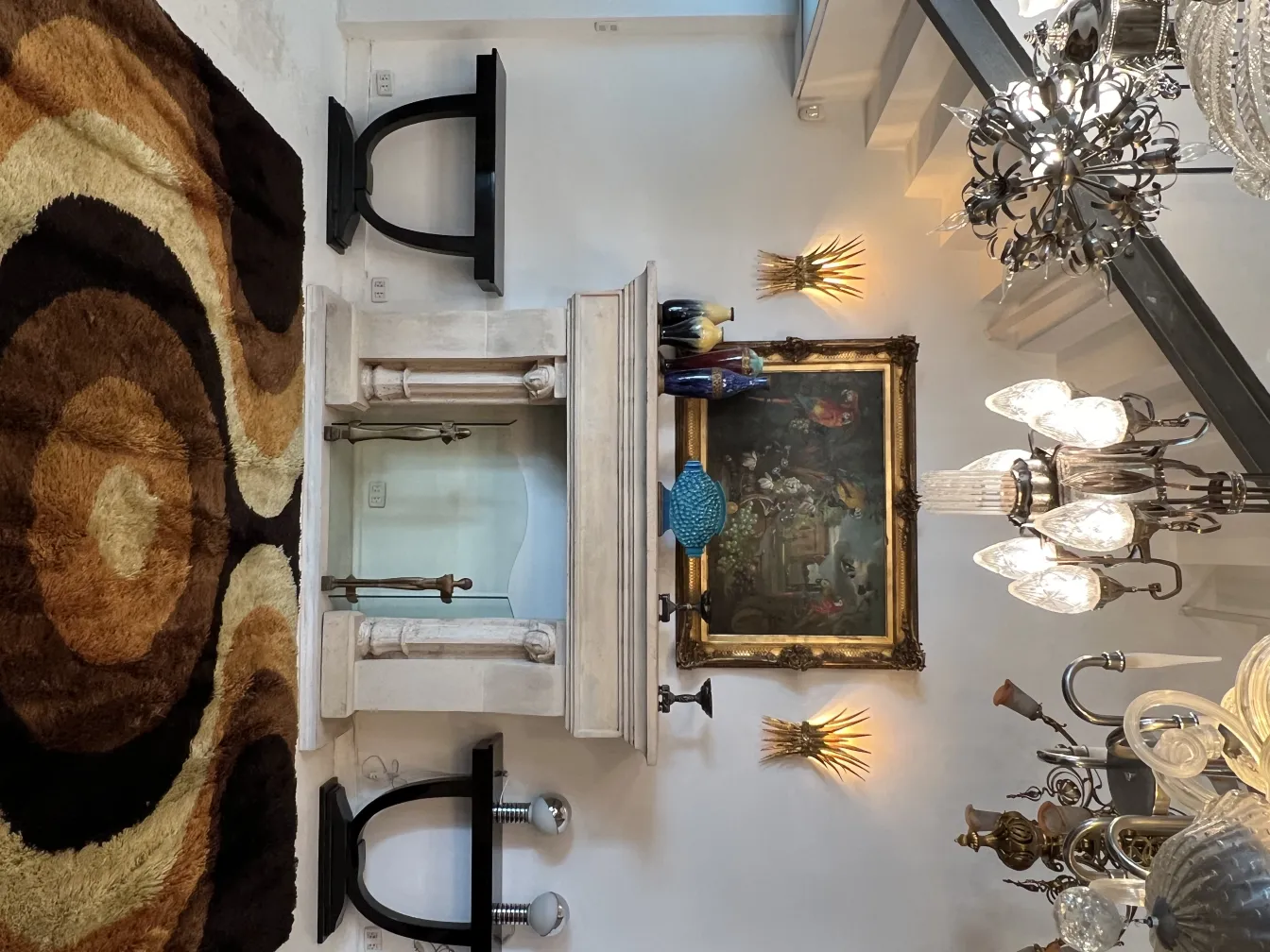 alfombra antigua con un diseño en tonos marrón y beige, en un salón elegante con chimenea