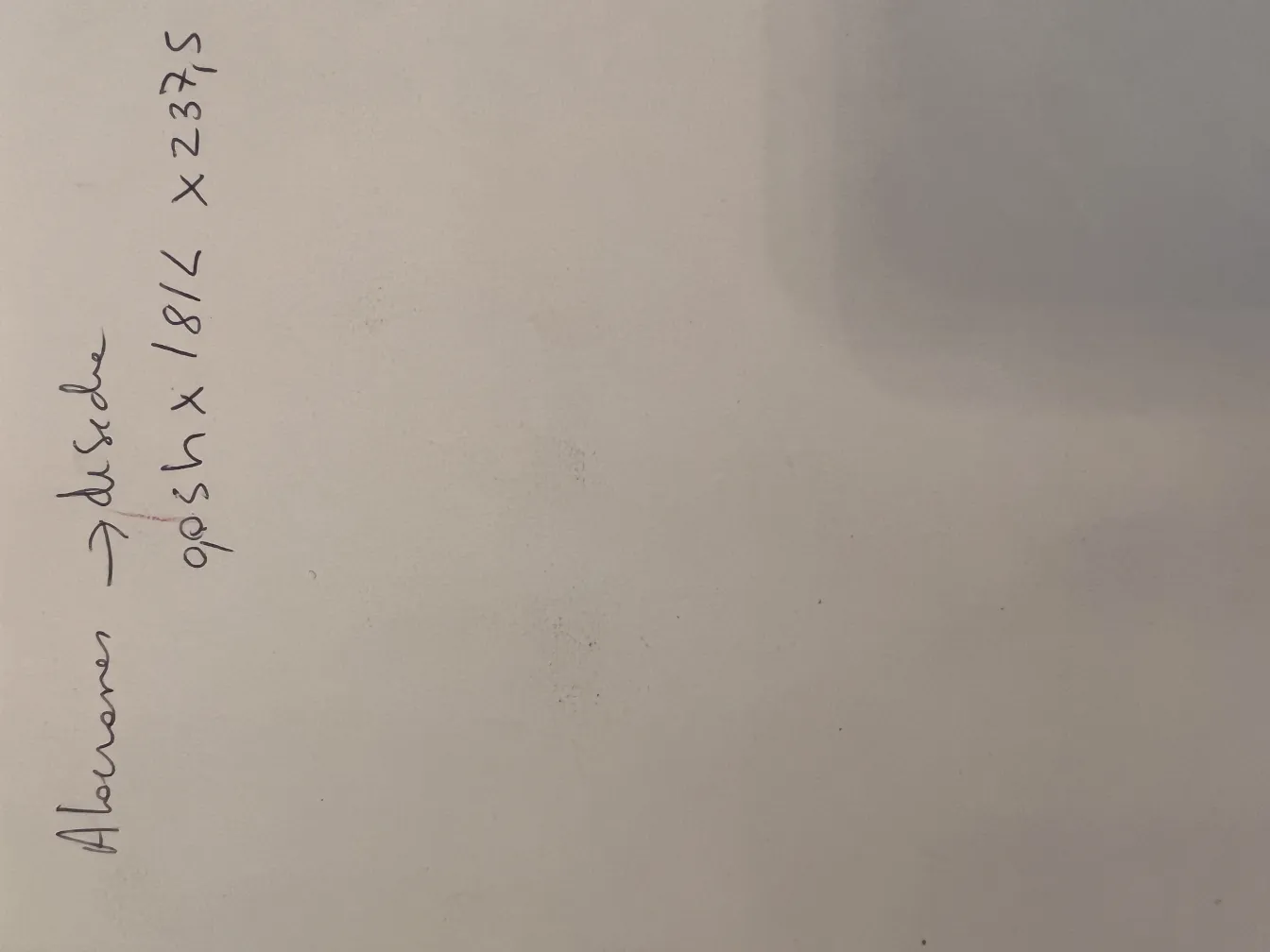 Antiker dekorativer Teppich mit eleganten Details in einer neutralen Umgebung.