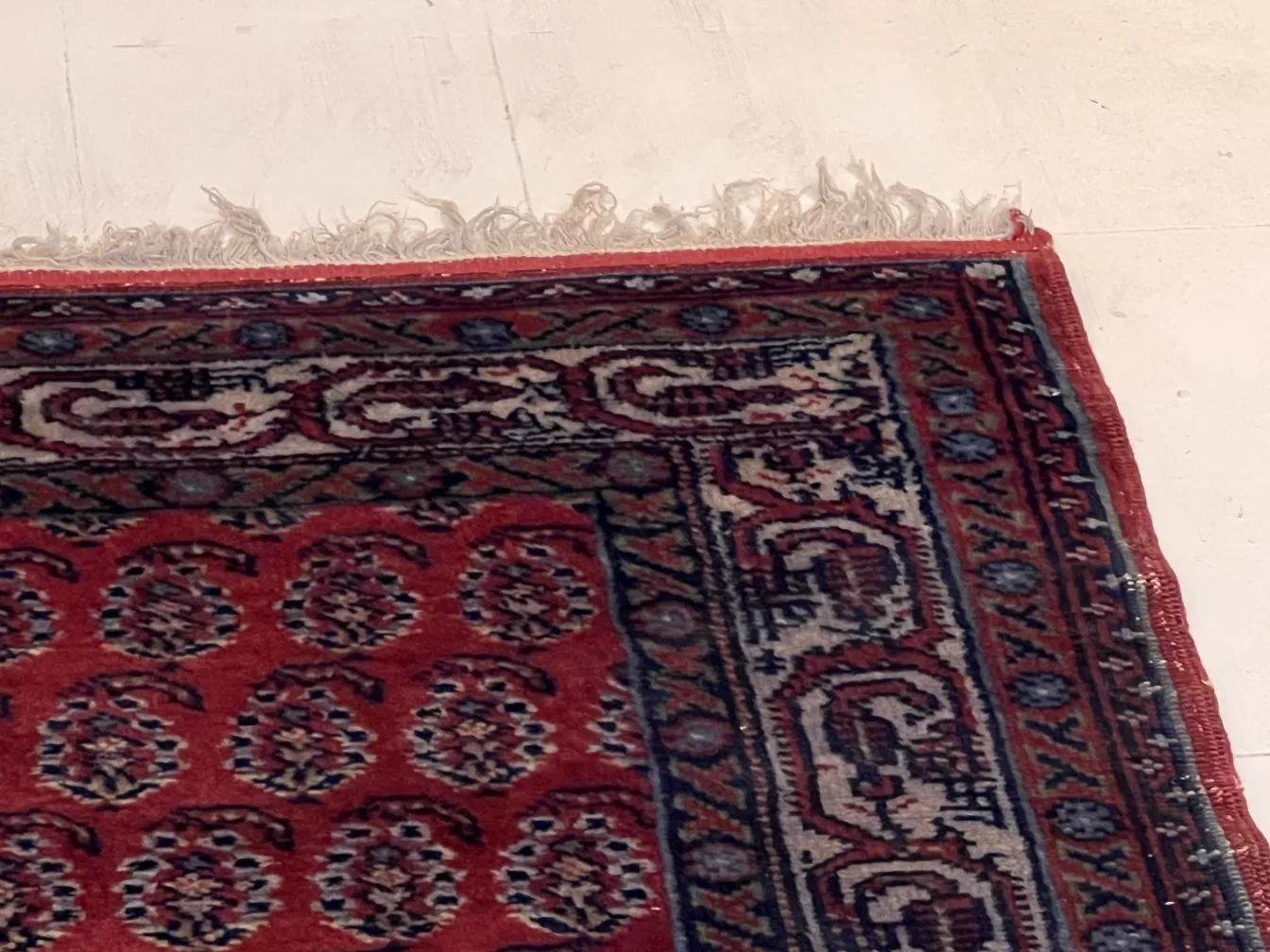 antiker dekorativer Teppich mit roten und blauen Blumenmustern