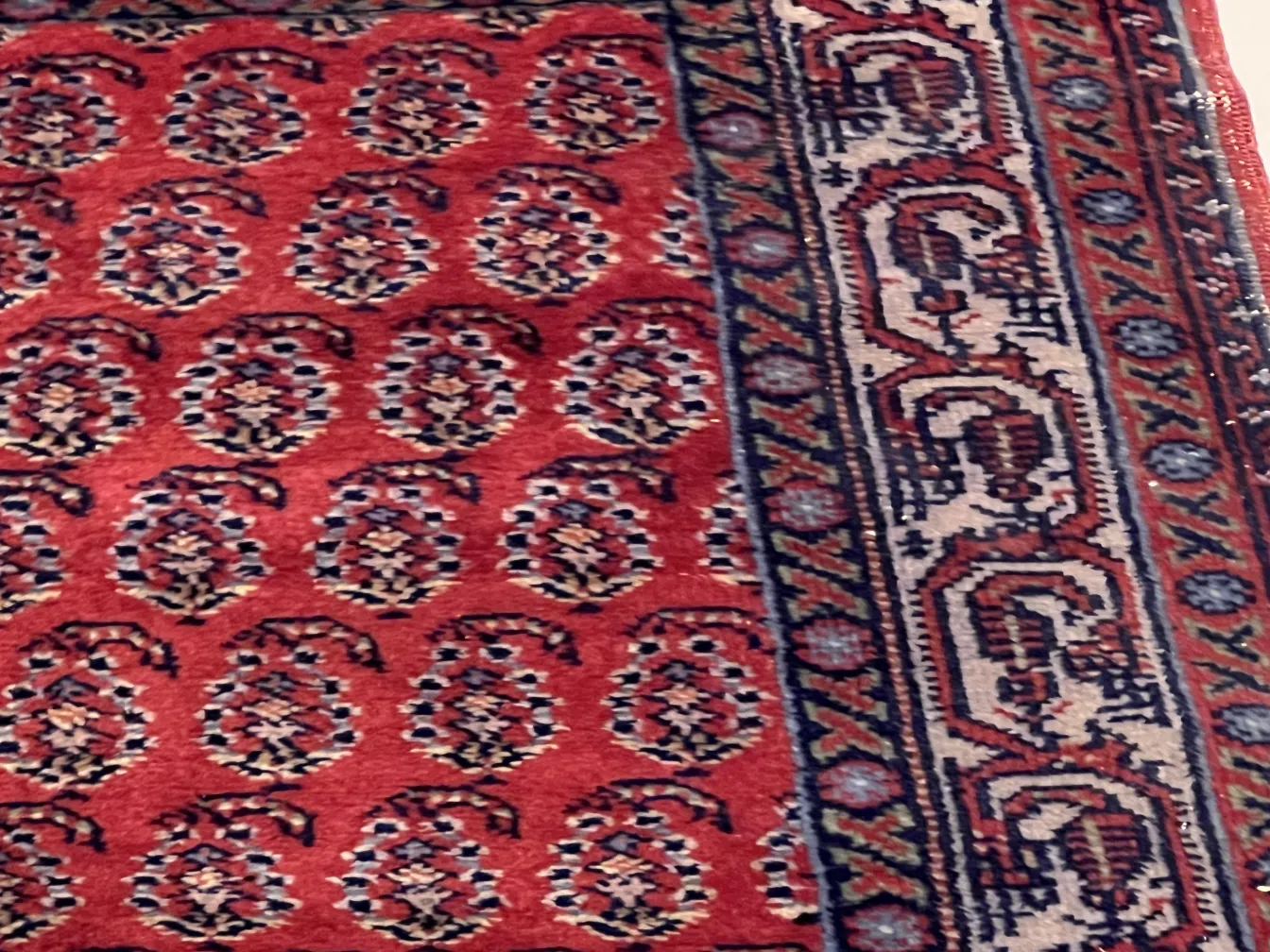 antiker Teppich mit rotem und blauem Design