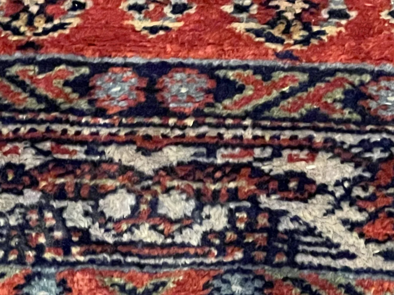 Tapis ancien décoratif avec un design coloré et vivant.
