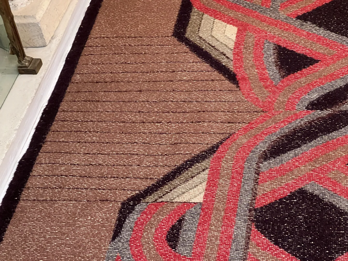 alfombra antigua con diseño colorido en un ambiente acogedor