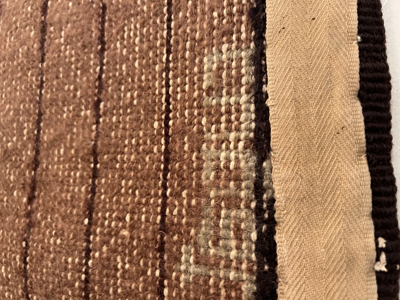 tappeto antico con tonalità di marrone e beige