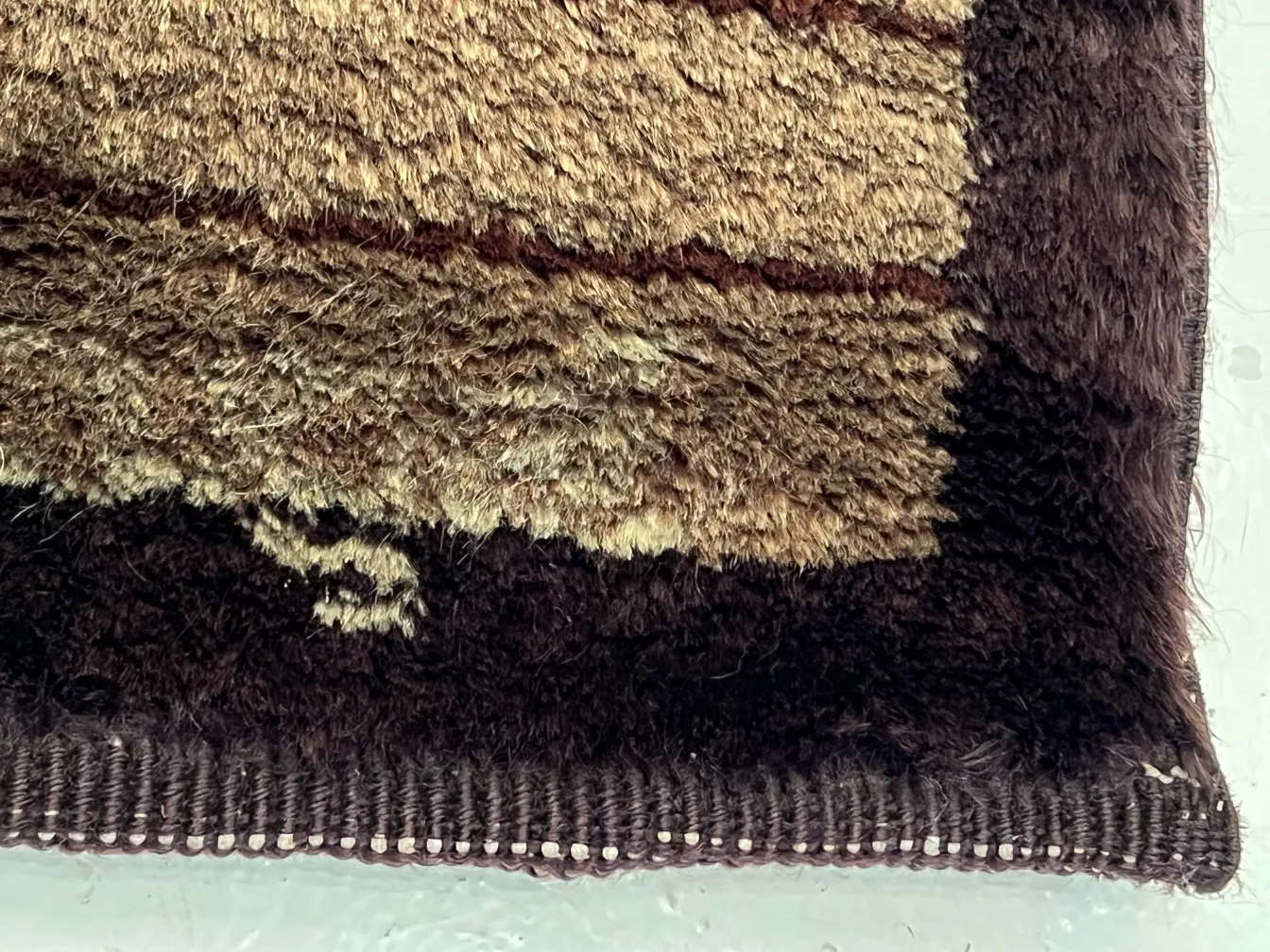 Tapete antigo com texturas suaves em tons de marrom e bege.