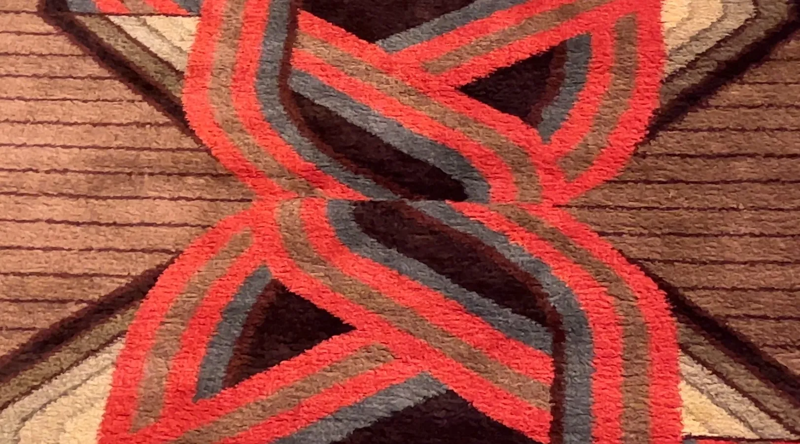 farbiger antiker Teppich mit geometrischen Mustern