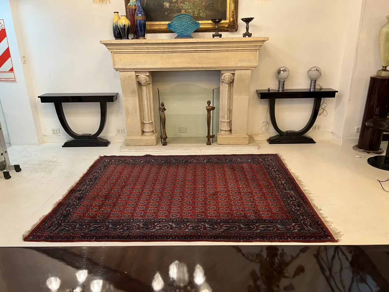 Tapis ancien rouge avec motif dans un cadre élégant
