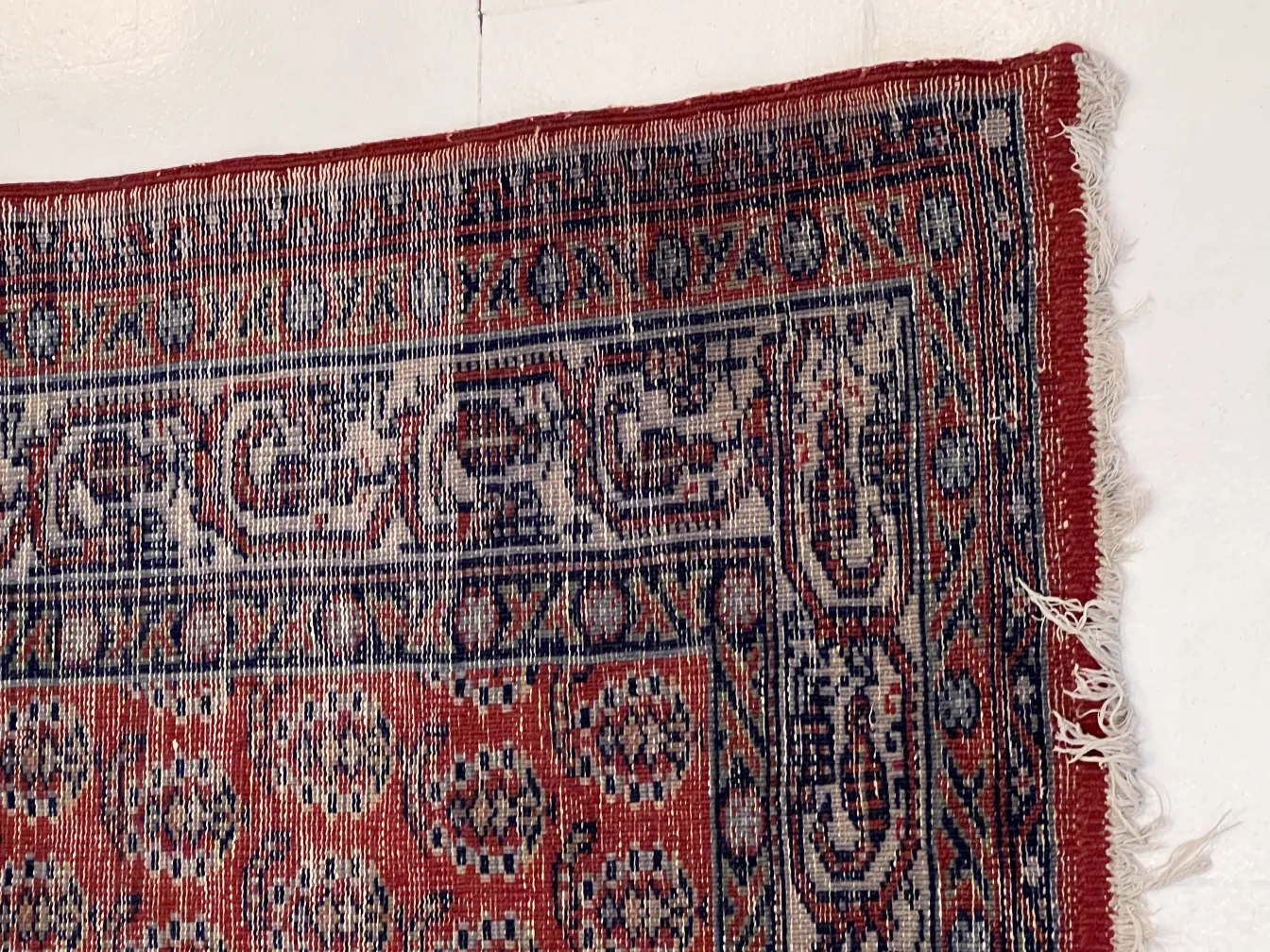 tapete antigo com padrão colorido em ambiente elegante